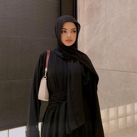 Black Dress Hijab, Black Burqa, Black Is Poetic, Hijabi Drip, Modest Street Fashion, Hijab Fits, Arabic Fashion, Old Money Outfits, Niqab Fashion