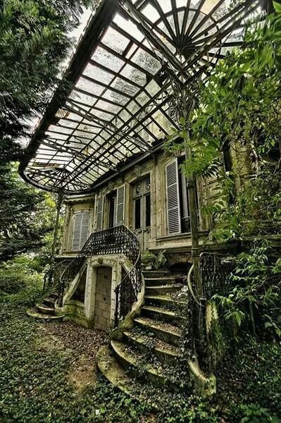 Ruins Architecture, Abandoned House, Abandoned Mansions, Glass Ceiling, Abandoned Buildings, Abandoned Houses, Nature Aesthetic, Pretty Places, Winx Club