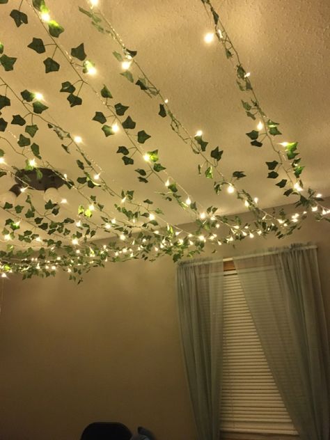 Vine And Fairy Lights Ceiling, Aesthetic Ceiling Light Bedroom, Fairy Lights On Bedroom Ceiling, Bedroom Decor With Vines, Fairy Lights And Vines On Ceiling, Vibes Hanging From Ceiling, Fairy Lights Ceiling Bedroom, Fairy Lights From Ceiling, Fake Veins Room Decor On Ceiling