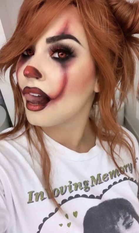 💌 Pennywise Halloween Costume, Pennywise Makeup, Pelottava Halloween, Maquillage Halloween Simple, Halloween Makeup Clown, Halloweenský Makeup, Holloween Makeup, Cute Halloween Makeup, Halloween Makeup Pretty