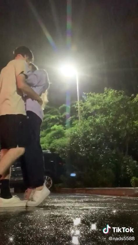 Boyfriend And Girlfriend Kissing In The Rain, Cute Couple Edits, Kiss Best Friend, Cute Couple Video, Couple Goals Teenagers, Couple Relationship, Boyfriend Goals, Relationship Goals Pictures, Cute Couples Kissing