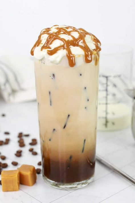 Iced Caramel Macchiato Starbucks, Alc Drinks, Iced Macchiato, Fun Coffee Recipes, Iced Caramel Macchiato Recipe, Mcdonalds Sweet Tea, Homemade Espresso, Caramel Macchiato Starbucks, Cold Chocolate