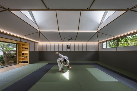 DOJO Saigon / T3 ARCHITECTS Dojo Design, Dojo Ideas, Martial Arts Gym, Karate Dojo, Dream Gym, Gym Room At Home, Martial Arts School, Saigon Vietnam, Gym Room