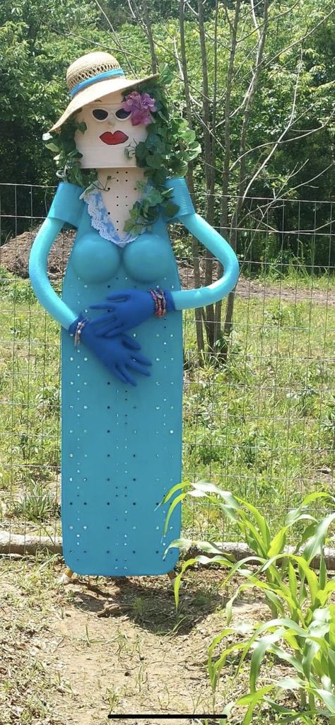 Garden People, Ironing Board Garden People, Ironing Board People, Plastic Spoon Art, Diy Garden Decor Projects, Scarecrows For Garden, Recycled Garden Art, Unique Garden Art, Photo Frame Wallpaper