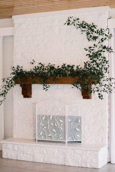 Smilax on white fireplace for wedding at Willow Creek.  Maddie Ray Photography Greenery Fireplace Decor, Wedding Reception Mantle Decor, Fireplace Backdrop Wedding, Fireplace Mantle Decor Wedding, Fireplace Florals Wedding, Fireplace Greenery, Wedding Mantle Decor, Mantle Arrangements, Mantle Greenery