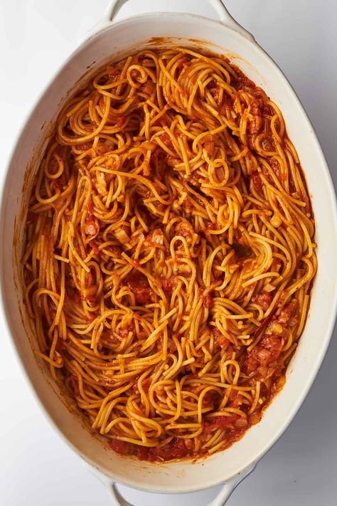 The viral oven baked spaghetti recipe is easy and delicious! No boil pasta recipe, loaded with herbs and topped with mozzarella cheese! Oven Baked Spaghetti, No Boil Pasta, Cheesy Spaghetti, Baked Spaghetti Recipe, Spaghetti Recipe, Baked Spaghetti, Pasta Dough, One Pot Pasta, Spaghetti And Meatballs