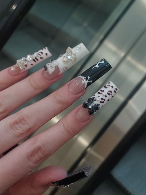 Acrylic Nails Goth, Punk Nails, Grunge Nails, Colored Acrylic Nails, Y2k Nails, Dope Nail Designs, Classy Acrylic Nails, Pretty Gel Nails, Really Cute Nails