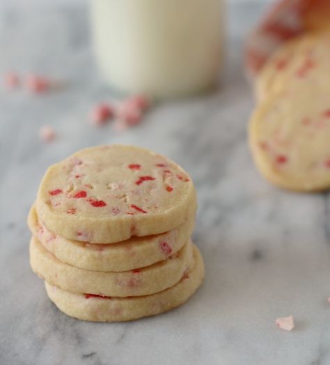 Buttery, rich peppermint shortbread cookies that everyone in your family will love. Easy preparation -- slice and bake! Peppermint Shortbread Cookies, Peppermint Shortbread, Peppermint Christmas Cookies, Cookie Recipes Homemade, Dipped Cookies, Shortbread Cookie Recipe, Baking Recipes Cookies, Peppermint Cookies, Homemade Holiday