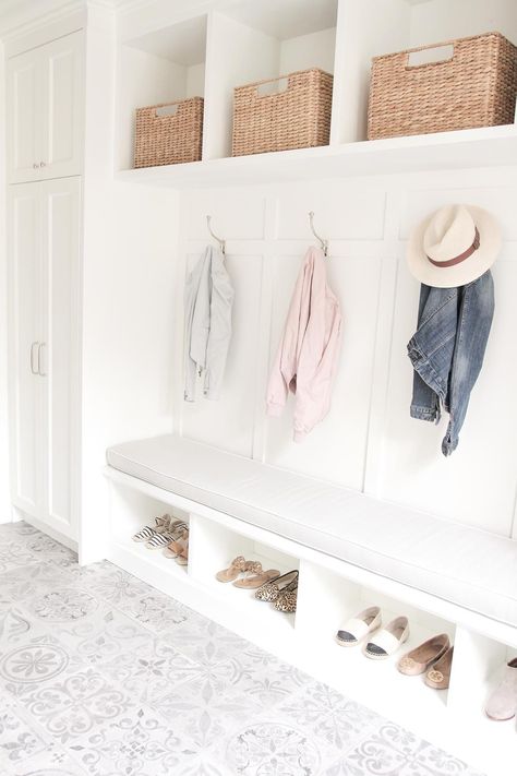 Read More: https://www.stylemepretty.com/living/2018/05/31/if-you-love-white-decor-this-home-will-wow-you/ Shoe Storage Mudroom, Vstupná Hala, Bench Mudroom, Mudroom Organization, Mudroom Entryway, Mudroom Decor, Mudroom Laundry Room, Mudroom Design, Bench Ideas