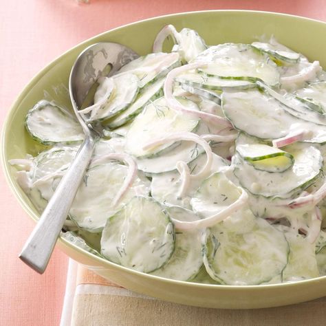 Creamy cucumber salad is a light and refreshing side salad. Out of all of the varieties, English cucumbers work best! Salad Coleslaw, Creamed Cucumbers, Recipes Vegetables, Cucumber Salad Recipe, Creamy Cucumber Salad, Creamy Cucumbers, Cucumber Recipes Salad, Scandinavian Food, Cucumber Recipes