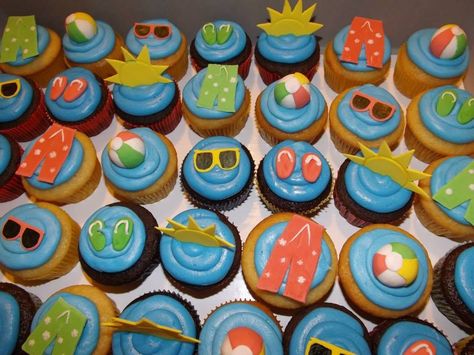 Pool party cupcakes with sunglasses, beach balls, swimming shorts, sun and flipflops. Pool Party Cupcakes, Sunglasses Cupcakes, Coastal Party, Deco Cupcake, Beach Cupcakes, Pool Party Cakes, Beach Themed Cakes, Summer Cupcakes, Sunglasses Beach