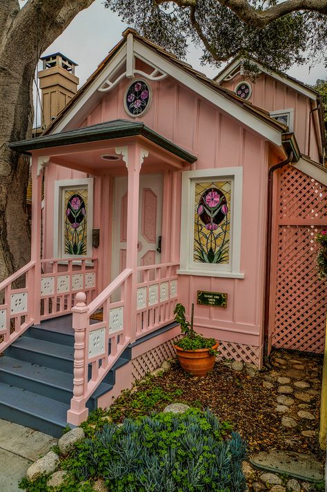 Folk Victorian architecture in the Victorian community of Pacific Grove Earthen Homes, Victorian Tiny House, Colourful Homes, Folk Victorian, California Trip, Lovely Pictures, Blueberry Bushes, Architecture Board, Pacific Grove