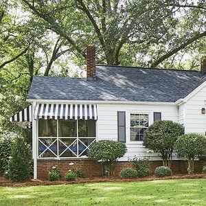 Guest Cottage Ideas, Tiny Country Cottage, Small Cottage Exterior Ideas, Summer Cottage Exterior, Cottage Ideas Outdoor, Cottage Small House, Cottages And Bungalows Interior, Outdoor Cottage Decor, 1920s Cottage