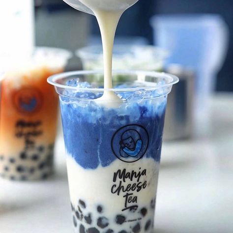 Blue matcha with milk cap or cheese milk foam on top! Blue Boba, Bubble Tea Boba, Bubble Tea Shop, Boba Drink, Bubble Milk Tea, Tea Cafe, Milk Foam, Lemon Tea, Pretty Drinks