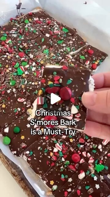 Christmasglitter🎄Est. Oct 2013 on Instagram: "How delicious do these Christmas S’mores Bars look. Yum!  Follow me @mommyglitter where our family Christmas fun begins November 1st. 

Reel credit to @playpartyplan 

#christmashome #christmasinspo #christmascountdown #christmasdecor  #christmastime #christmastree  #christmastime #christmas #christmasinspo #christmasvibes #christmasdecorating #christmasinspiration #christmasaesthetic #christmasmood #christmasdecor #christmasgoals #christmashometour #cozychristmas #cosychristmas #diy #christmasvillage" Christmas Bark Recipes Smores, Smores Christmas Bark, S’mores Christmas Bark, Christmas Smores Bark, Christmas Chocolate Bark Ideas, Christmas Smores Bar, S’mores Bark, Christmas Smores, Christmas Dessert Board