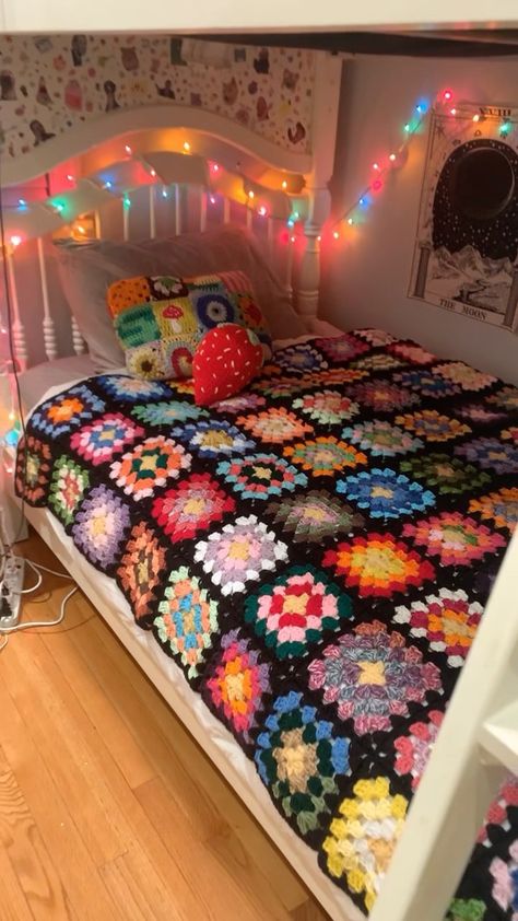 Knitting Blankets For Beginners, Scrap Blanket Crochet, Scrap Yarn Blanket, Easy Crochet Blanket Patterns, Crochet Room, Diy Blanket, Crochet Blanket Tutorial, Modern Crochet Blanket, Granny Square Crochet Patterns Free