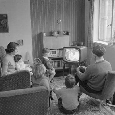 One of the most popular products in the 1950s was the TV. At the start of the decade, there were about 3 million TV owners; by the end of it, there were 55 million, watching shows from 530 stations. The average price of TV sets dropped from about $500 in 1949 to $200 in 1953. … Life In The 1950s, Leave It To Beaver, Milton Berle, Historical Movies, Family Tv, Time Life, Popular Shows, Old People, Library Of Congress