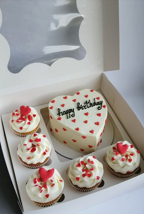 Heart Shape Bento Cake, Cupcake For Boyfriend, Cute Cake Ideas For Boyfriend, Cupcakes For Anniversary, Pasteles San Valentin Ideas Mini Cakes, Valentine Cake Designs Simple, Heart Bento Cake, Bento Cake Design For Boyfriend, Mini Cakes For Boyfriend