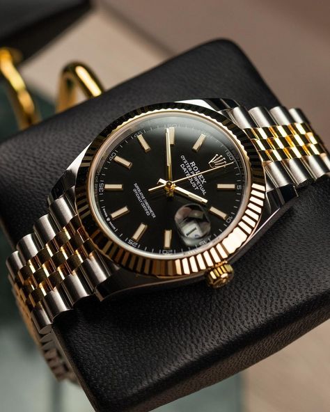 Rabastan Lestrange, Stylish Watches Men, Classy Watch, Fancy Watches, Gentleman Shoes, Rolex Watches For Men, Hotel Bedroom, Premium Watches, Best Watches For Men