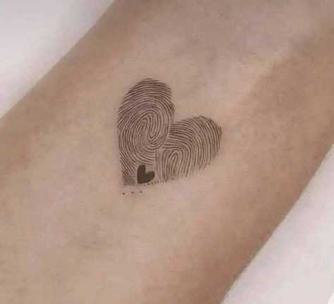 Mumma Papa Tattoo, Tattoo Ideas Dates, Mum And Daughter Tattoo, Mum And Dad Tattoos, Dad Daughter Tattoo, Matching Tattoos Mother Daughter, Fingerprint Heart Tattoos, Bestie Tattoos, Mama Tattoo