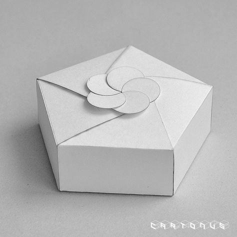 Pentagonal carton with board and gluing 59×35 Pentagon Packaging, Circular Packaging, Packaging Dielines, Pen Skills, Hexagon Box, Carton Design, Paper Box Diy, Paper Box Template, Packaging Template