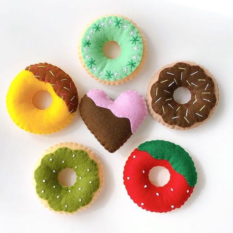 Food Sewing Patterns, Felt Food Ideas, Felt Donut, Felt Food Pattern, Play Kitchen Food, Felt Food Patterns, Felt Food Diy, Felt Fruit, Donut Pattern