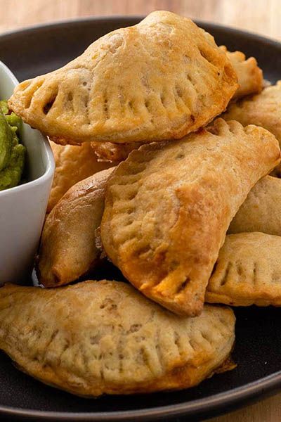 Chorizo Recipes Appetizers, Chorizo Recipes Dinner, Chorizo Empanadas, Chorizo Appetizer, Breakfast Empanadas, Easy Empanadas Recipe, Vegan Breakfast Recipes Easy, Cheese Empanadas, Marinated Pork Chops