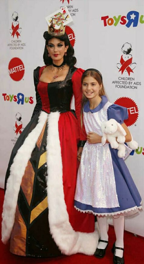 Mother Daughter Halloween Costumes, Mother Daughter Costumes, Halloween Parejas, Best Celebrity Halloween Costumes, New Halloween Costumes, Queen Of Hearts Costume, Celebrity Halloween Costumes, Costume Themes, Family Halloween Costumes