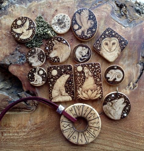 Wood Burning Art Patterns, Animals In Art, Pyrography Ideas, Pyrography Designs, Ceramic Pendants, Wood Burn Designs, Wood Jewelery, Pyrography Art, Wood Burning Crafts