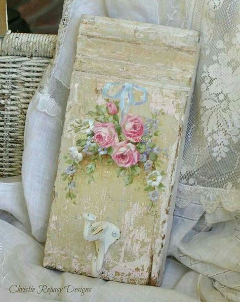 . Distressed Wall Paint, Vintage Hooks Wall, Diy Sweets, Camera Shabby Chic, Sofa Colour, Baños Shabby Chic, Shabby Chic Decorating, Cocina Shabby Chic, Shabby Chic Diy Crafts