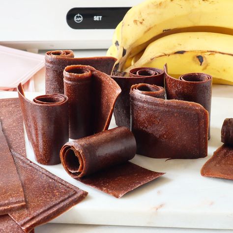 Chocolate banana fruit leather Healthy Snacks Chocolate, Energy Boosting Snacks, Snacks Chocolate, Cheese Sauces, Eggless Cakes, Bread Fruit, Diy Herbal Remedies, Dehydrating Food, Food Dehydrator