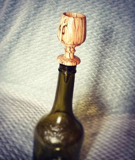 Woodturning / Woodworking on Instagram: “New stopper "in action". Well, empty bottle but still... Quick question on making food safe items. I know lots of you make items that are…” Bottle Stoppers Ideas, Spindle Projects, Wood Turned Jewelry Holder, Wood Turned Toothpick Holder, Wood Turning Bottle Stoppers, Wooden Bottle Stoppers, Wood Turned Bottle Opener, Bowl Turning, Making Food