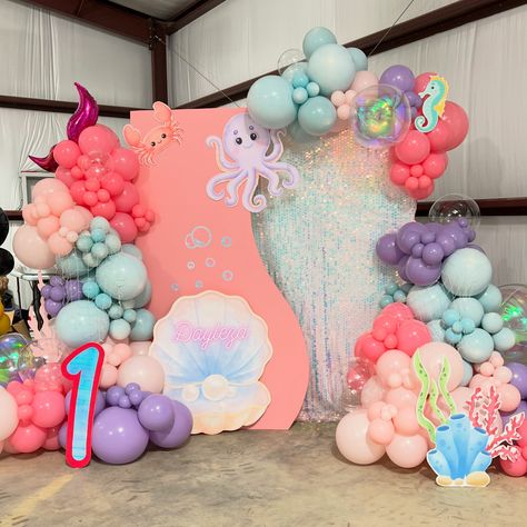 Dayleza 1st Birthday!🐚🪸 Celebrating under the sea with a magical decoration ✨🧜‍♀️ Book your next decoration at: www.wanballoons.com #undertheseaparty #balloongarland #bryanballoons #collegestation #houstonballoondecorations #1stbirthday #mermaidpartyideas #collegestationballoons #balloonartist Princess Balloon Arch, Sea Centerpieces, Princess Balloon, Oneder The Sea, Princess Balloons, Under The Sea Party, Mermaid Princess, Mermaid Party, Balloon Arch