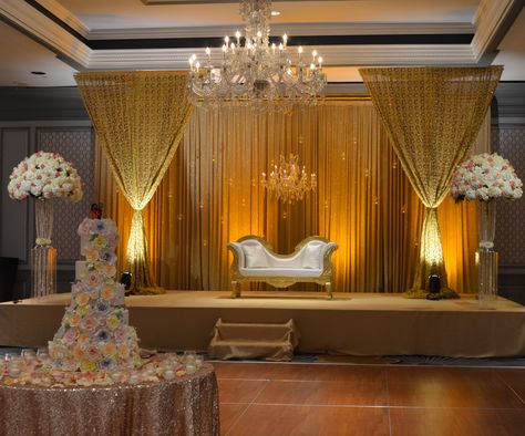 Gold Backdrop + Stage - #gold #goldbackdrop #indianwedding #uplighting #chandelier #ColonialEvents Indian Wedding Deco, Indian Wedding Stage, Stage Backdrops, Nikah Decor, Reception Stage Decor, India Decor, Wedding Stages, Reception Stage, Wedding Stage Decor