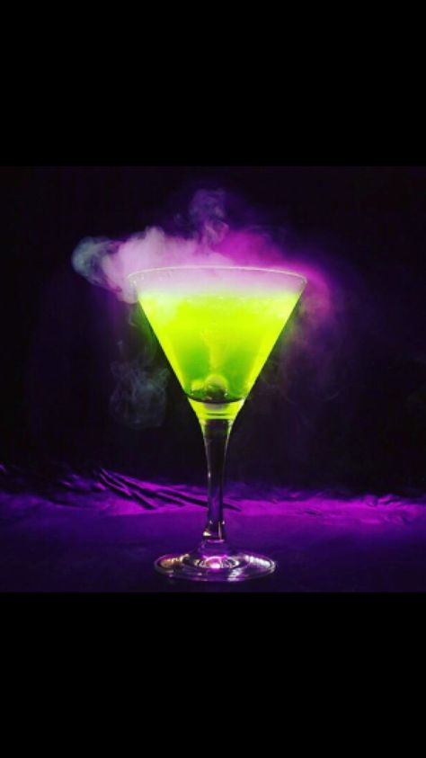 The “Glowtini” by @drinksbytiffanie!!🍸 #NeonEnergyDrinks #BillionDollarBrand #NeonEnergy #EnergyDrinks #EnergyDrink #Neon #Mixology #NeonEnergyClub #NEC Glowtini, Mixology, Martini Glass, Energy Drinks, Neon, Energy, Pure Products, Drinks