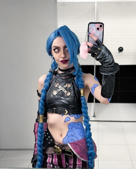 legend says i took too many arcane jinx selfies (the legend is true) @arcaneshow @leagueoflegends #arcane #jinx #leagueoflegends #cosplay Jinx Arcane Mask, Diy Jinx Costume, Jinx Arcane Costume, Arcane Fashion, Arcane Cosplay, Jinx Costume, Jinx Halloween Costume, Cosplay Jinx, Powder Cosplay Arcane