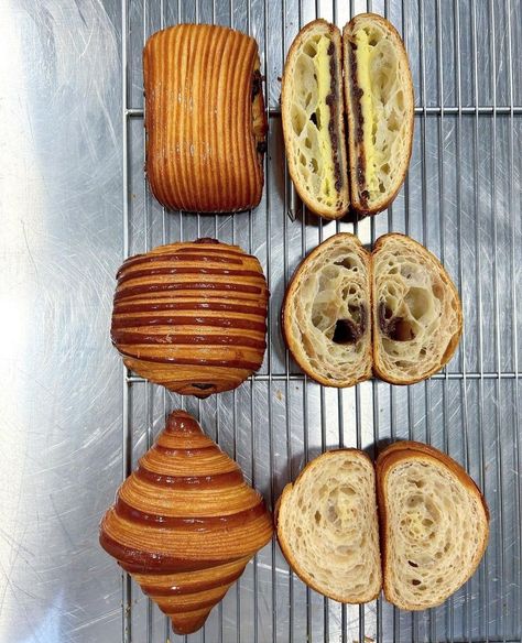 Chocolate croissant Types Of Croissants, Circle Croissant, Croissant Sandwich, Bread Packaging, Croissant Recipe, French Breakfast, Baking Classes, Cute Baking, Baking Business