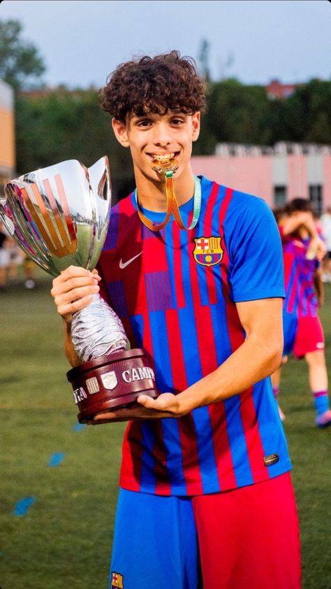 Hector Fort, Cute Football Players, Football Wags, Ronaldo Junior, Soccer Boyfriend, Football Boyfriend, Barcelona Team, Barcelona Soccer, Soccer Guys