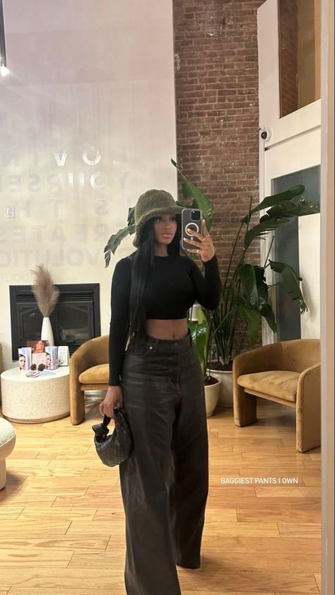 Ny Night Out Outfit, Streetwear Fashion Instagram, Black Women Style, Baddie Fashion, Designer Streetwear, Fashion Styling, Insta Instagram, Teenage Fashion Outfits, Lookbook Outfits