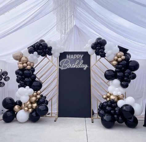 27 Birthday Ideas, Birthday Backdrop Ideas, Black And Gold Birthday, 30th Birthday Themes, Black And Gold Theme, Deco Ballon, Black And Gold Balloons, 50th Birthday Decorations, 21st Birthday Decorations