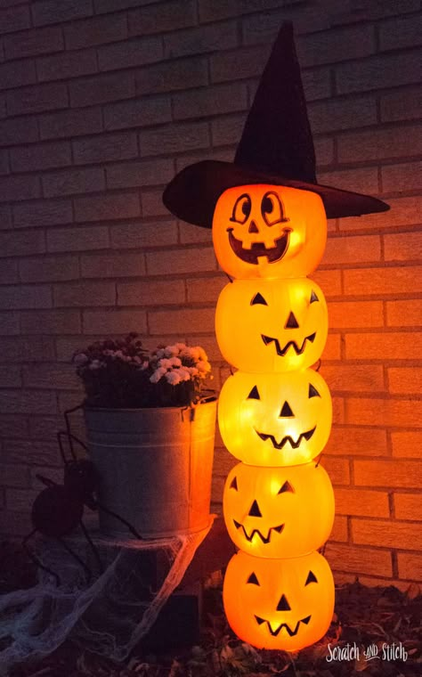 Glowing Lantern, Cheap Halloween Diy, Diy Halloween Dekoration, Fun Diy Halloween Decorations, Dollar Store Halloween Decorations, Cheap Diy Halloween Decorations, Halloween Decorations To Make, Dekorasi Halloween, Table Halloween