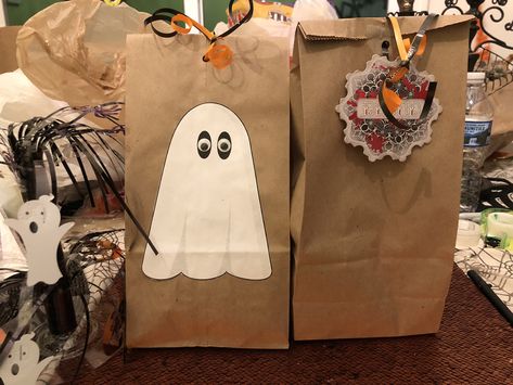 Brown Bag Halloween Treat Bags, Custom Halloween Bags, Halloween Party Bags, Dekorasi Halloween, Halloween Party Treats, Halloween Gift Bags, Truck Images, Halloween Goodie Bags, Ghost Party