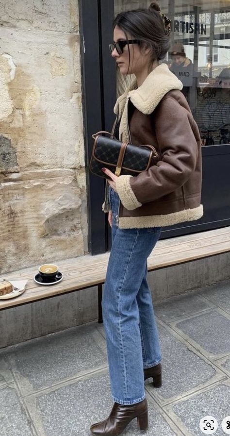 European Fashion Winter 2023, Jeans Outfit Cute, Shearling Coat Outfit, Cottage Outfit, Faux Fur Coat Outfit, Matilda Djerf Outfit, Shearling Jacket Outfit, Brown Jacket Outfit, Trendy Leather Jacket