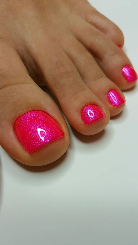 Fuschia Pedicure, Simple Summer Dip Nails, Toe Nail Summer Colors, Summer Toenail Colors 2024, Dip Nail Colors Summer 2024, Pedicure Ideas Summer Classy, Pink Toenail Designs, Pedicure Hot Pink, Pedicure Ideas Summer 2024 Pink