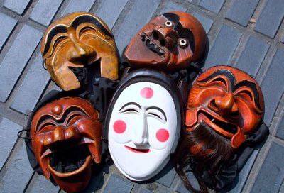 Different Hahoe masks, including the bride (center) and the fool (upper left).  Chung Sung-Jun / Getty Images Masks Traditional, Korean Mask, Mask Project, Sculpture Lessons, Rabbit Houses, Mask Dance, Antique Porcelain Dolls, Art Mask, Mask Wall