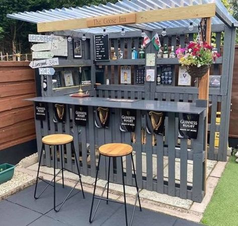 Palet Bar, Bar Made From Pallets, Bar Outdoor Design, Diy Garden Bar, Bar En Palette, Garden Bar Ideas, Outdoor Garden Bar, Kleiner Pool Design, Homemade Bar