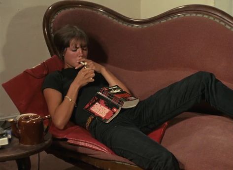 New Wave Cinema, Vintage Couch, 60s Women, French New Wave, French Aesthetic, English Girls, French Movies, Anna Karina, Jean Luc Godard