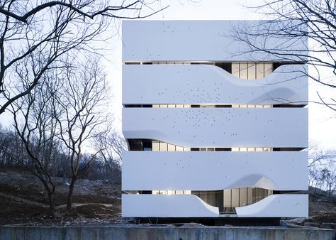 35 Cool Building Facades Featuring Unconventional Design Strategies Small Building, Art Department, Building Facade, Minimalist Architecture, Architecture Exterior, Design Strategy, Facade Architecture, Facade Design, Facades