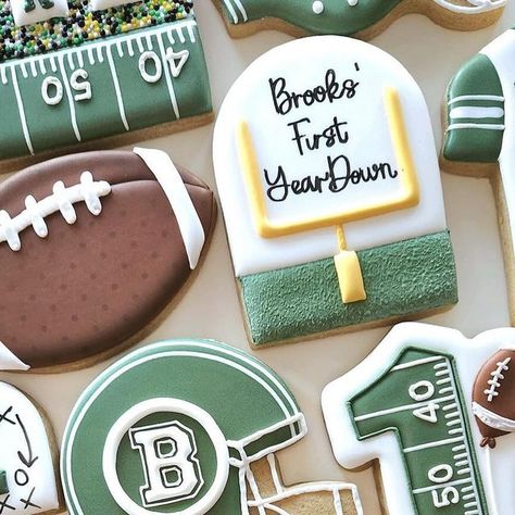 Copper State Cookie Co. on Instagram: "Brooks’ First (year) Down 🏈🏈🏈 thank you @mrs.kshep for always giving me creative freedom!! • • • #sugarcookies #arizonacookies #royalicingcookies #cookieart #sugarcookiedecorating #decoratedsugarcookies #arizonacookier #edibleart #sugarcookiesofinstagram #copperstatecookieco #shoplocal #shopgilbert #supportlocal #gilbertsmallbusiness #gilbertcookies #gilbertmoms #mesamoms #chandlermoms #firstdownbirthday #firstyeardowncookies #birthdaycookies #nflcookies #footballcookies #jerseycookies #firstbirthdaycookies" Football Themed Cookies Decorated, Stadium Cookies Decorated, Football Birthday Party Cookies, Football Team Cookies, Football Helmet Cookies Decorated, Football Decorated Sugar Cookies, First Down Cookies, Football Birthday Cookies Decorated, First Year Down Cookies