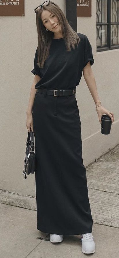 Long Black Skirt Outfit, Skirts With Sneakers, Skirt Outfit Casual, Street Style 2023, Black Skirt Outfits, Quoi Porter, Style 2023, Skirt And Sneakers, Looks Black